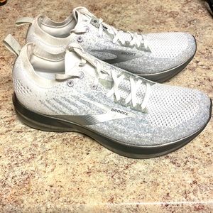Brooks Levitate 3 Mens Size 9/ Women’s 10.5
